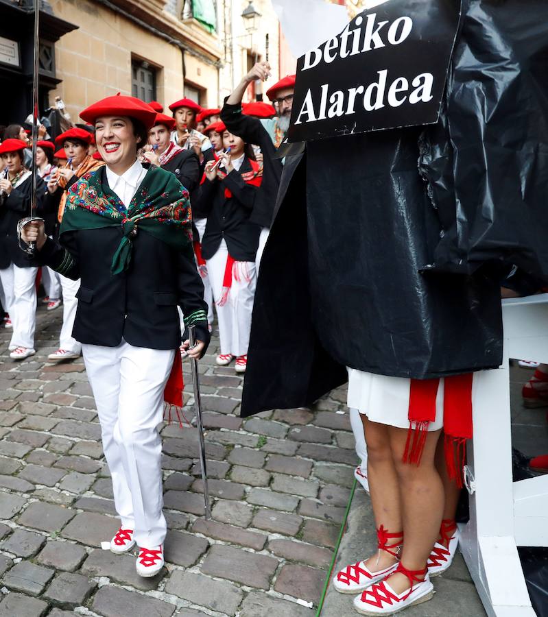 La compañía mixta Jaizkibel ha vuelto a desfilar hoy por las calles de Hondarribia en un ambiente de gran tensión, entre plásticos negros, pancartas y el sonido de silbatos con el que los partidarios del Alarde tradicional han expresado su rechazo a la participación de la mujer como soldado