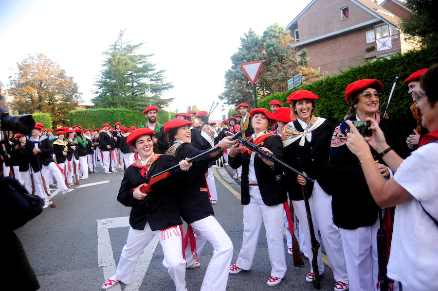 La compañía mixta Jaizkibel ha vuelto a desfilar hoy por las calles de Hondarribia en un ambiente de gran tensión, entre plásticos negros, pancartas y el sonido de silbatos con el que los partidarios del Alarde tradicional han expresado su rechazo a la participación de la mujer como soldado