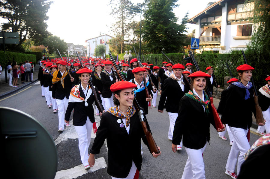 La compañía mixta Jaizkibel ha vuelto a desfilar hoy por las calles de Hondarribia en un ambiente de gran tensión, entre plásticos negros, pancartas y el sonido de silbatos con el que los partidarios del Alarde tradicional han expresado su rechazo a la participación de la mujer como soldado