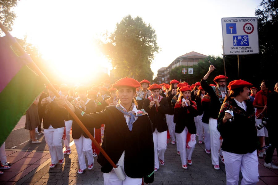 La compañía mixta Jaizkibel ha vuelto a desfilar hoy por las calles de Hondarribia en un ambiente de gran tensión, entre plásticos negros, pancartas y el sonido de silbatos con el que los partidarios del Alarde tradicional han expresado su rechazo a la participación de la mujer como soldado