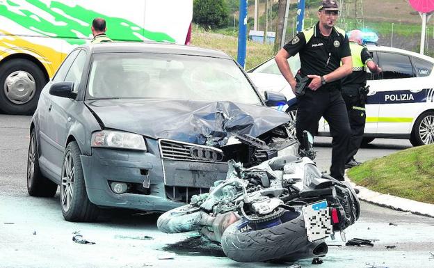 El viernes un motorista resultaba herido de pronóstico reservado tras chocar con un coche en Portugalete. 