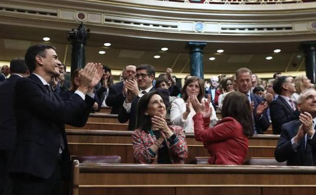 Pedro Sánchez se convierte en el séptimo presidente de la democracia. 