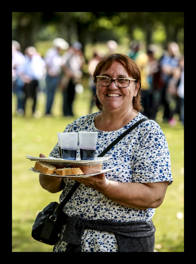 La jornada ha arrancado esta mañana con la visita a 33 mojones e incluye una alubiada popular, música, juegos infantiles y deporte rural