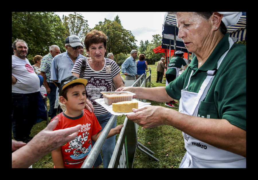 La jornada ha arrancado esta mañana con la visita a 33 mojones e incluye una alubiada popular, música, juegos infantiles y deporte rural