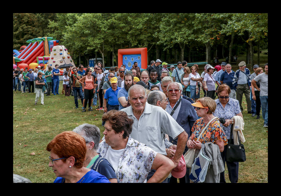 La jornada ha arrancado esta mañana con la visita a 33 mojones e incluye una alubiada popular, música, juegos infantiles y deporte rural