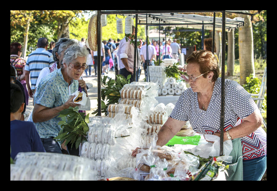 La jornada ha arrancado esta mañana con la visita a 33 mojones e incluye una alubiada popular, música, juegos infantiles y deporte rural