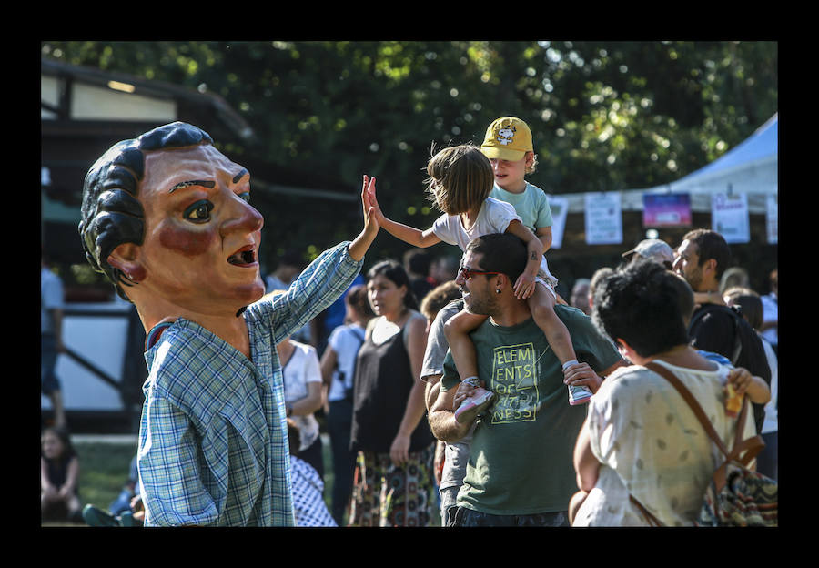 La jornada ha arrancado esta mañana con la visita a 33 mojones e incluye una alubiada popular, música, juegos infantiles y deporte rural