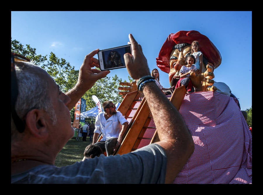 La jornada ha arrancado esta mañana con la visita a 33 mojones e incluye una alubiada popular, música, juegos infantiles y deporte rural