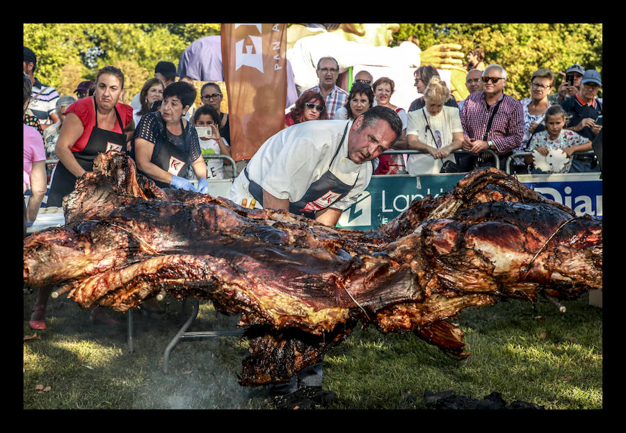 La jornada ha arrancado esta mañana con la visita a 33 mojones e incluye una alubiada popular, música, juegos infantiles y deporte rural