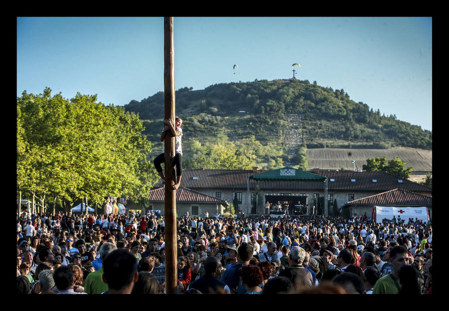 La jornada ha arrancado esta mañana con la visita a 33 mojones e incluye una alubiada popular, música, juegos infantiles y deporte rural