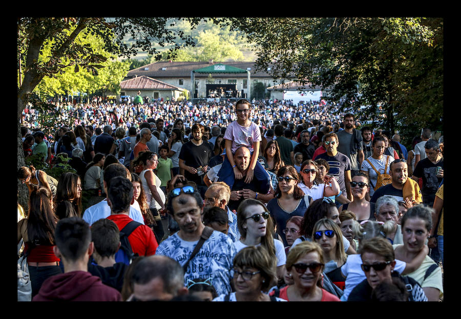 La jornada ha arrancado esta mañana con la visita a 33 mojones e incluye una alubiada popular, música, juegos infantiles y deporte rural