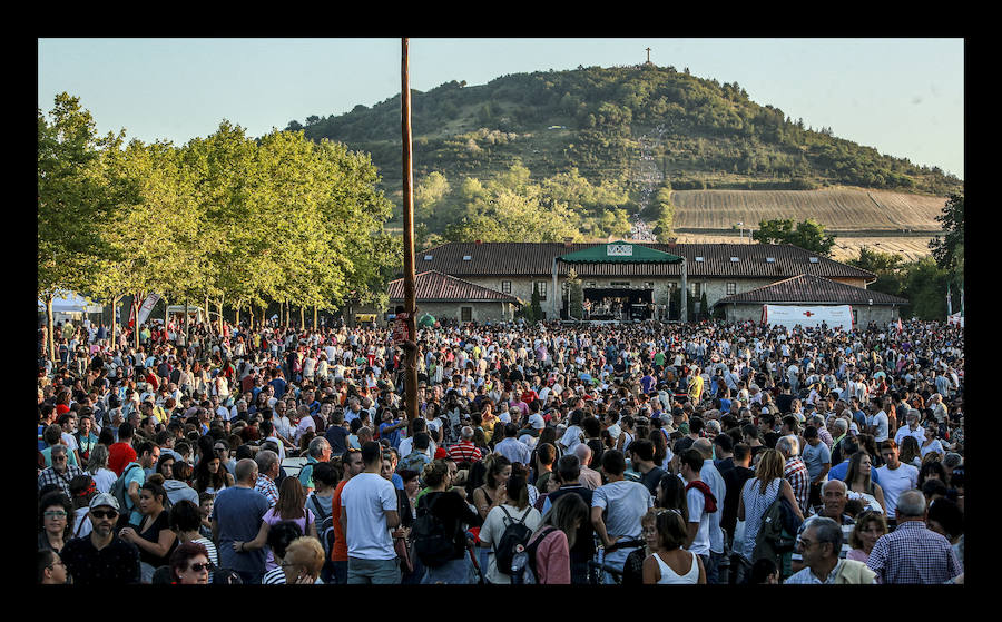 La jornada ha arrancado esta mañana con la visita a 33 mojones e incluye una alubiada popular, música, juegos infantiles y deporte rural