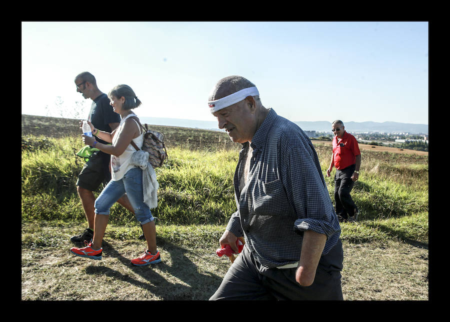 La jornada ha arrancado esta mañana con la visita a 33 mojones e incluye una alubiada popular, música, juegos infantiles y deporte rural