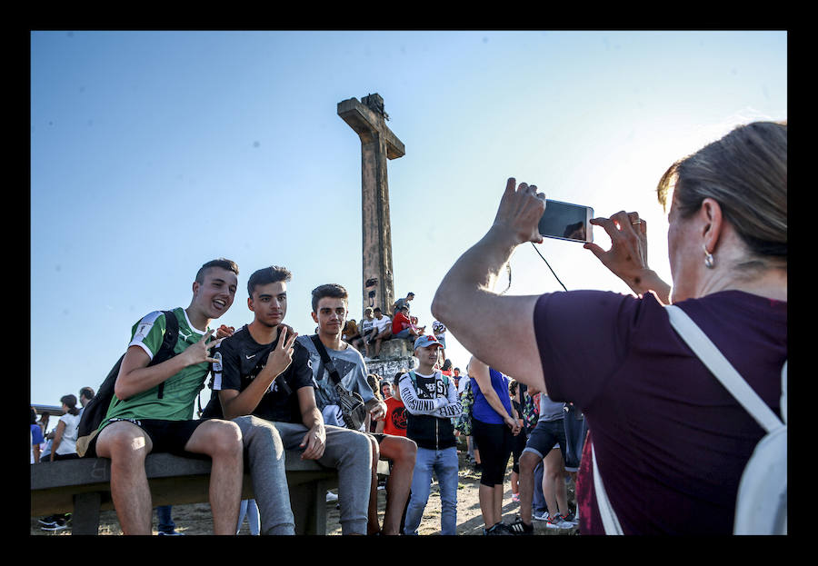 La jornada ha arrancado esta mañana con la visita a 33 mojones e incluye una alubiada popular, música, juegos infantiles y deporte rural