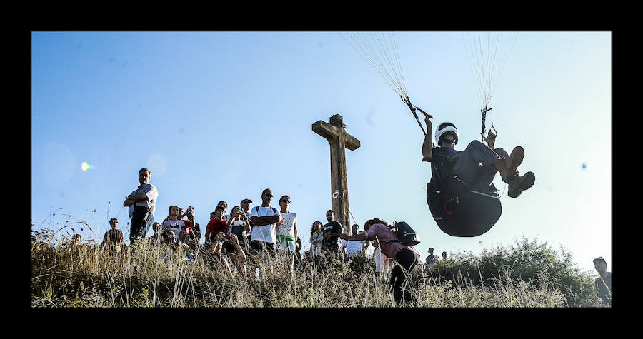 La jornada ha arrancado esta mañana con la visita a 33 mojones e incluye una alubiada popular, música, juegos infantiles y deporte rural