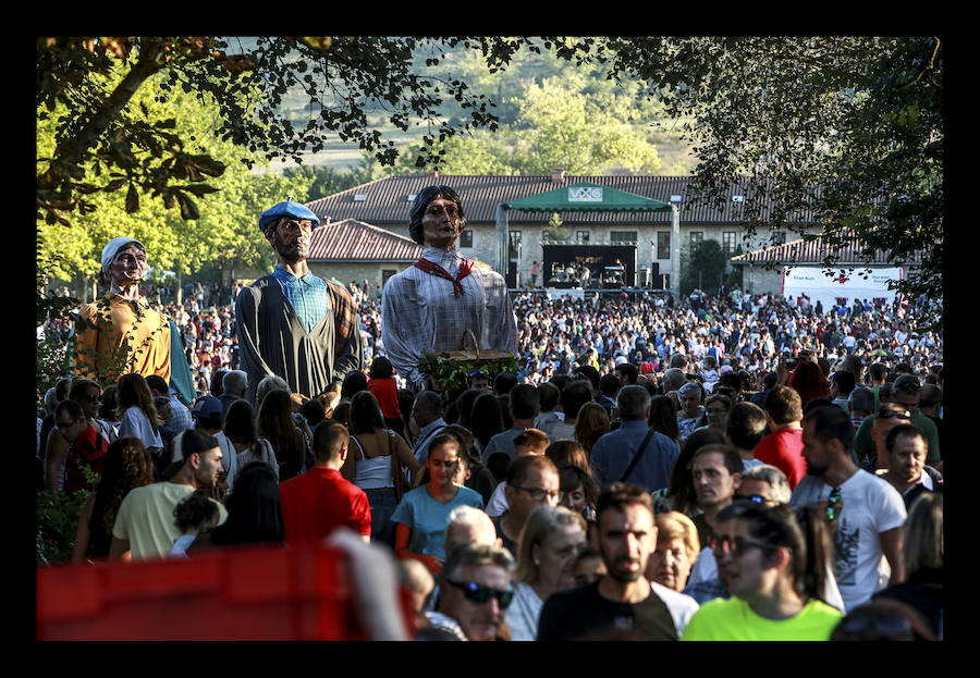 La jornada ha arrancado esta mañana con la visita a 33 mojones e incluye una alubiada popular, música, juegos infantiles y deporte rural