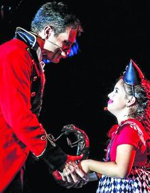 Imagen secundaria 2 - Los invitados aplauden a uno de los premiados. Larrodera recoge el Mainat de manos de su hija. Fiestras junto a Emilio Aragón y su esposa.