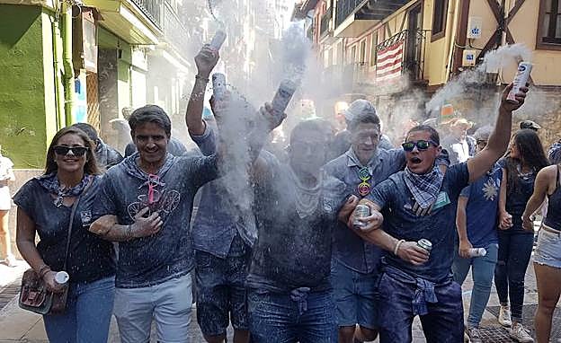 Jóvenes se divierten en el Arrantzale Eguna, día grande de las fiestas de Bermeo. 