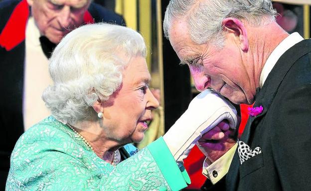 El príncipe Carlos besa la mano de su madre, hace dos años, durante los festejos por el noventa cumpleaños de la soberana. 