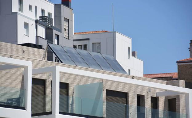 Placas solares en un edicio.