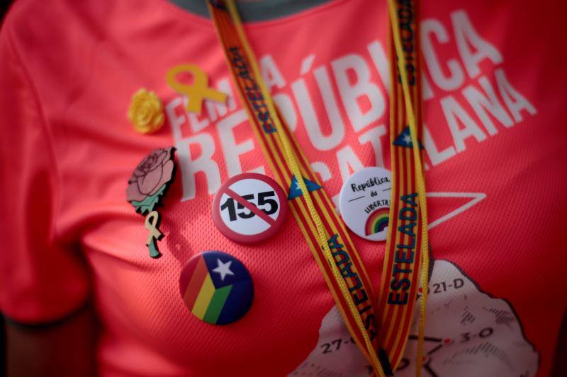 Esteladas, camisetas fluorescentes de color coral patrocinadas por la Asamblea Nacional Catalana (ANC) y lazos amarillos inundan las calles