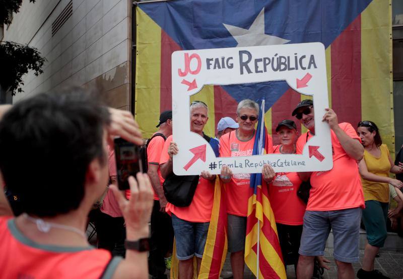 Esteladas, camisetas fluorescentes de color coral patrocinadas por la Asamblea Nacional Catalana (ANC) y lazos amarillos inundan las calles