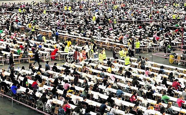 Vista general de los miles de aspirantes a una plaza en el Servicio Vasco de Salud durante una de las pruebas celebradas en el BEC de Barakaldo. 