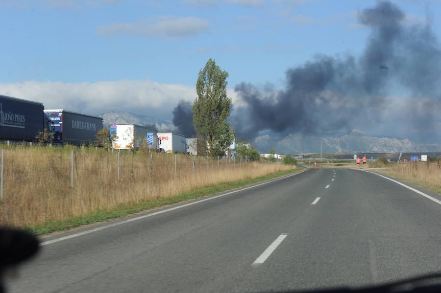 Fotos: Las fotos del espectacular incendio tras el choque entre dos camiones en Salvatierra (Álava)