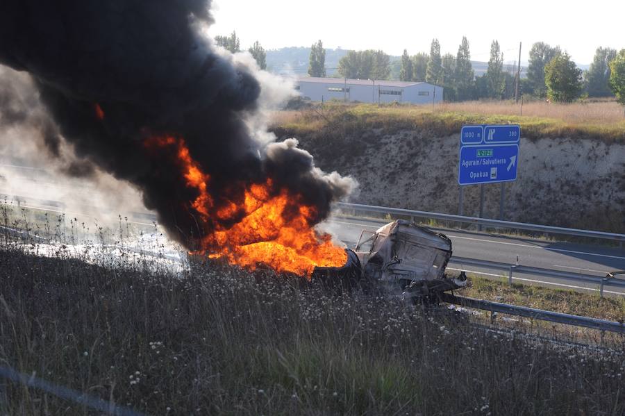 Fotos: Las fotos del espectacular incendio tras el choque entre dos camiones en Salvatierra (Álava)