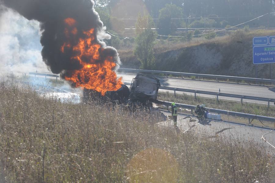 Fotos: Las fotos del espectacular incendio tras el choque entre dos camiones en Salvatierra (Álava)