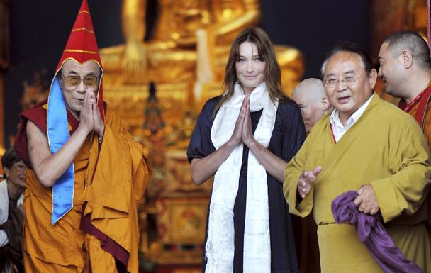 El Dalái Lama, con Carla Bruni y Sogyal Rinpoche, un monje acusado de abusos.: