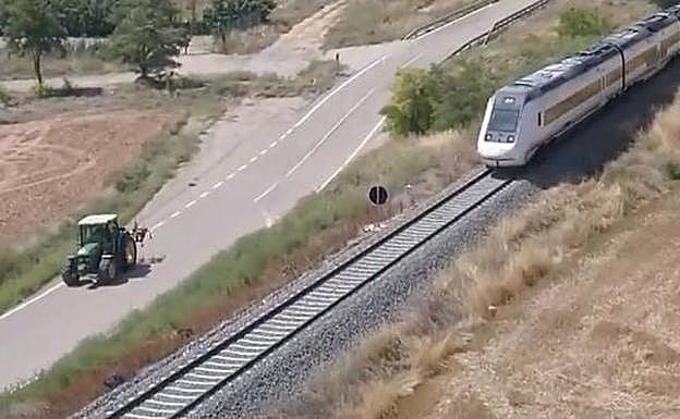 Un tractor va más deprisa que un AVE en Teruel
