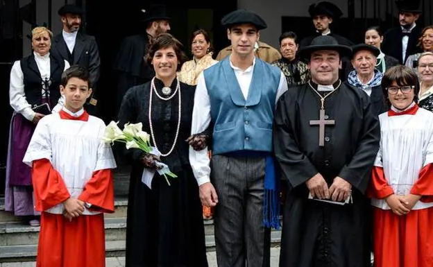 Los contrayentes en la recreación de una boda vasca celebrada en Astrabudua en 2016. 