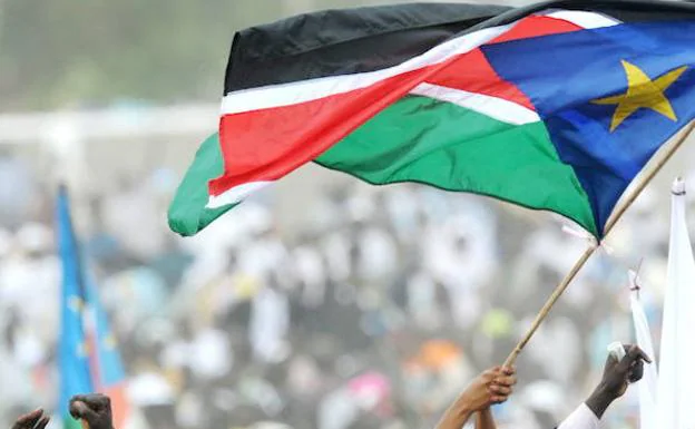 Una mujer enarbola la bandera de Sudán del Sur durante las celebraciones en Juba del nacimiento de este nuevo país. 