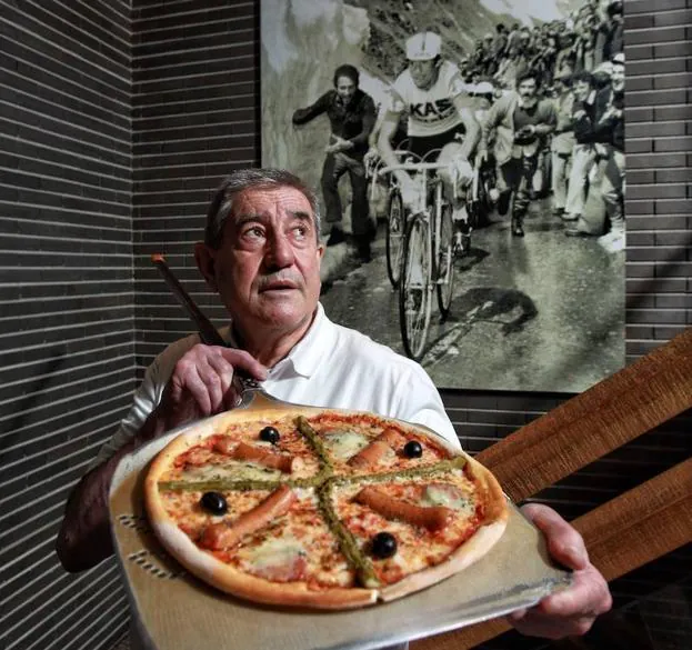 Paco Galdos, histórico ciclista del KAS alavés, con una pizza en su Dolomiti; detrás, en plena ascensión al Stelvio en el Giro de 1975.