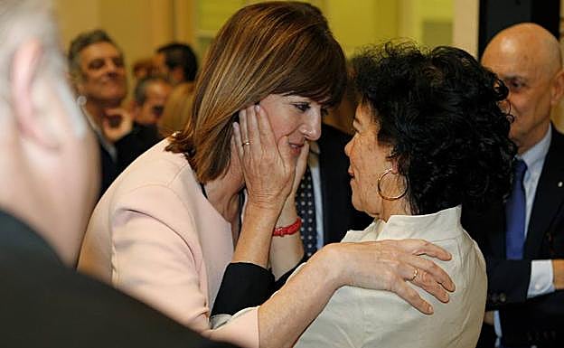 La ministra de Educación y Formación Profesional, Isabel Celaá, recibe la felicitación de Idoia Mendia en el acto de toma de posesión celebrado el pasado mes de junio.