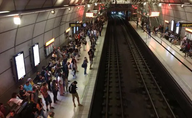 Los retrasos en el metro también provocaron aflomeraciones este jueves.