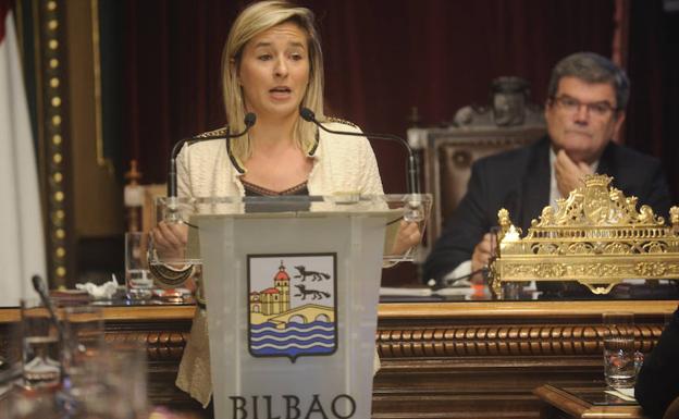 Aitziber Ibaibarriaga, de EH Bildu, critica la gestión de Aburto durante el pleno.