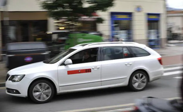 Un taxista ajeno a la información circula por las calles de Bilbao.