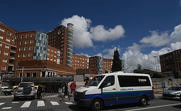 Un ambulacia se dirige a las urgencias del hospital de Cruces.