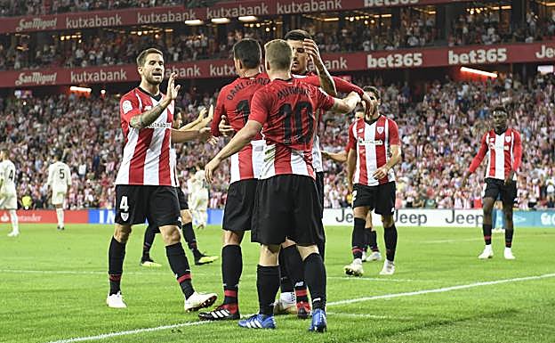 Los jugadores celebran el gol