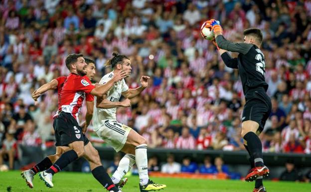 Unai Simón detiene una de las ocasiones del Real Madrid