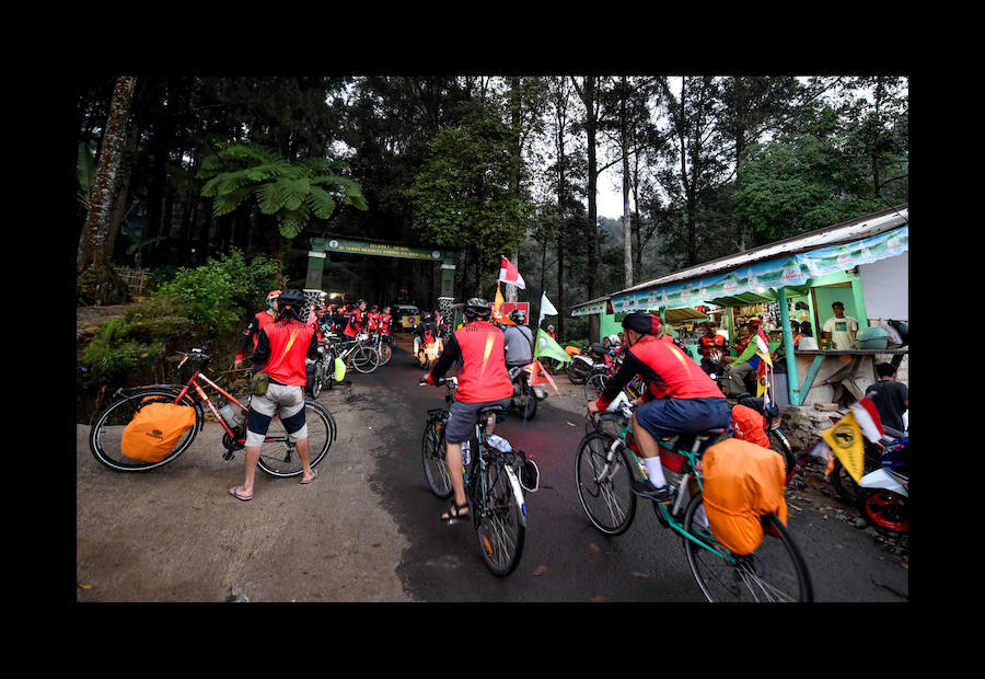 La MTB Federal Indonesia es un multitudinario paseo en bicicleta de tres días de duración a lo largo de una carretera en la capital, Yakarta, hasta el parque nacional Halimun Salak. Al evento, que cumple este año su cuarta edición, asisten más de mil ciclistas procedentes de 21 provincias de este país asiático con el objetivo de difundir un mensaje medioambiental que busca concienciar a la población para que opten por los vehículos sin emisiones contaminantes.