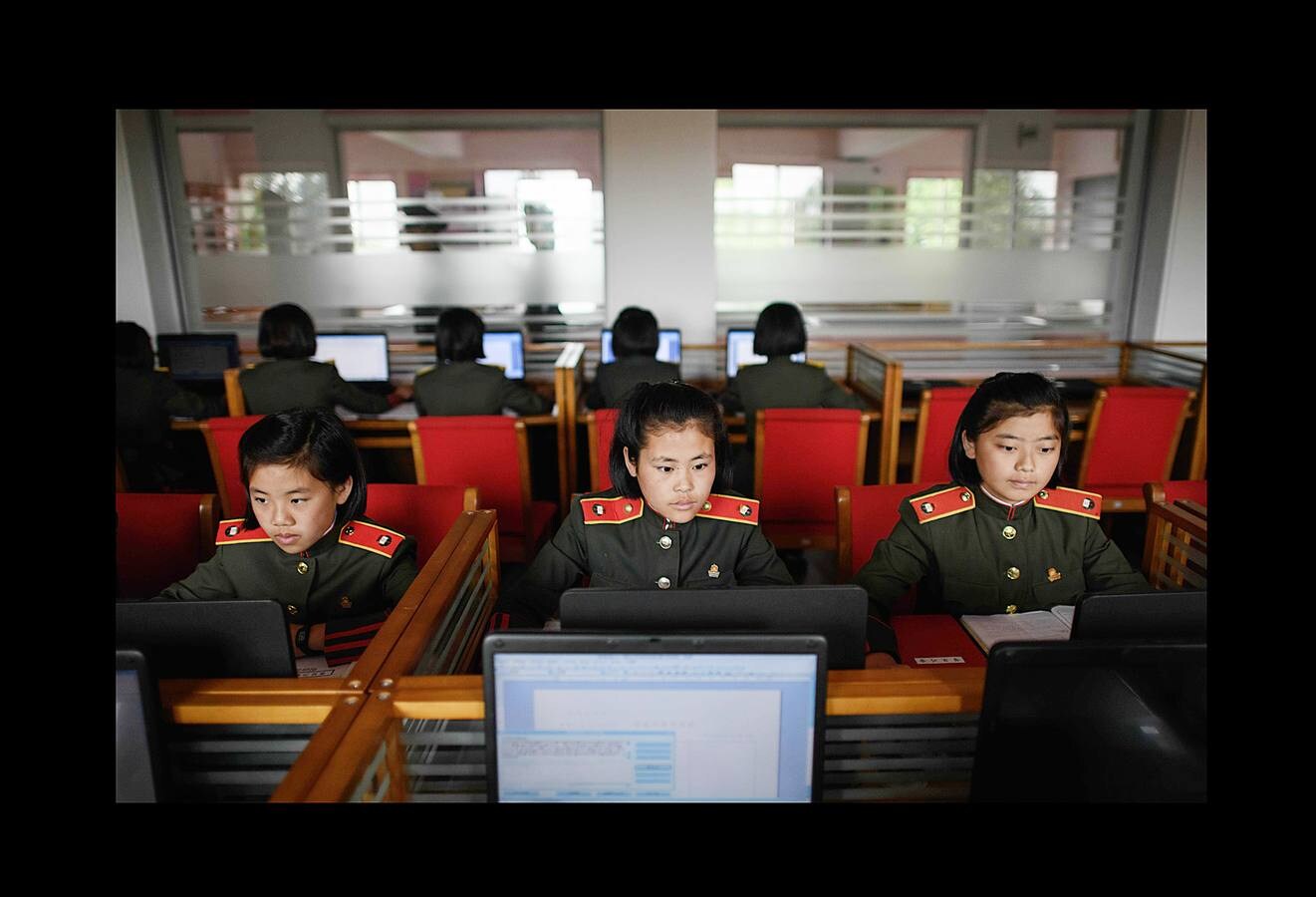 No muchas escuelas tienen aulas equipadas con tanques o simuladores de aviones de caza. La Escuela Revolucionaria Mangyongdae de Corea del Norte no es una institución ordinaria. Fue creada por el fundador del país, Kim Il Sung, para educar a los huérfanos de la guerra contra el gobierno colonial japonés y se ha convertido en un centro que une a la élite gobernante. Unos 1.000 niños con las cabezas rapadas, vestidos de uniforme militar con una línea roja en los pantalones que simboliza su devoción a la causa, ocupan sus clases. Son los escogidos, hijos e hijas de los patriotas que lucharon por el partido, el gobierno y el país; una élite cerrada y hereditaria.