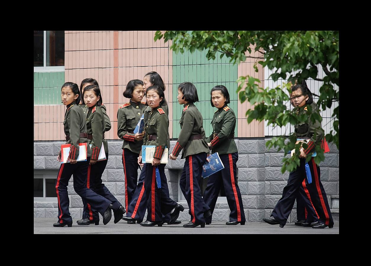 No muchas escuelas tienen aulas equipadas con tanques o simuladores de aviones de caza. La Escuela Revolucionaria Mangyongdae de Corea del Norte no es una institución ordinaria. Fue creada por el fundador del país, Kim Il Sung, para educar a los huérfanos de la guerra contra el gobierno colonial japonés y se ha convertido en un centro que une a la élite gobernante. Unos 1.000 niños con las cabezas rapadas, vestidos de uniforme militar con una línea roja en los pantalones que simboliza su devoción a la causa, ocupan sus clases. Son los escogidos, hijos e hijas de los patriotas que lucharon por el partido, el gobierno y el país; una élite cerrada y hereditaria.