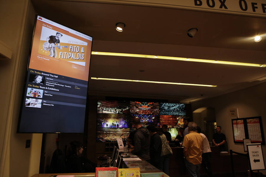 Un concierto para fans llegados de mil lugares cierra la gira de cumpleaños del músico vasco