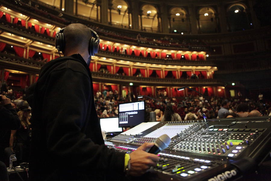 Un concierto para fans llegados de mil lugares cierra la gira de cumpleaños del músico vasco
