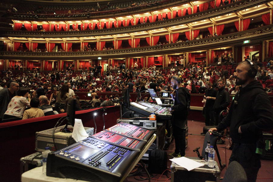 Un concierto para fans llegados de mil lugares cierra la gira de cumpleaños del músico vasco