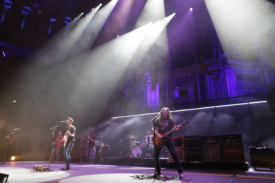 Un concierto para fans llegados de mil lugares cierra la gira de cumpleaños del músico vasco