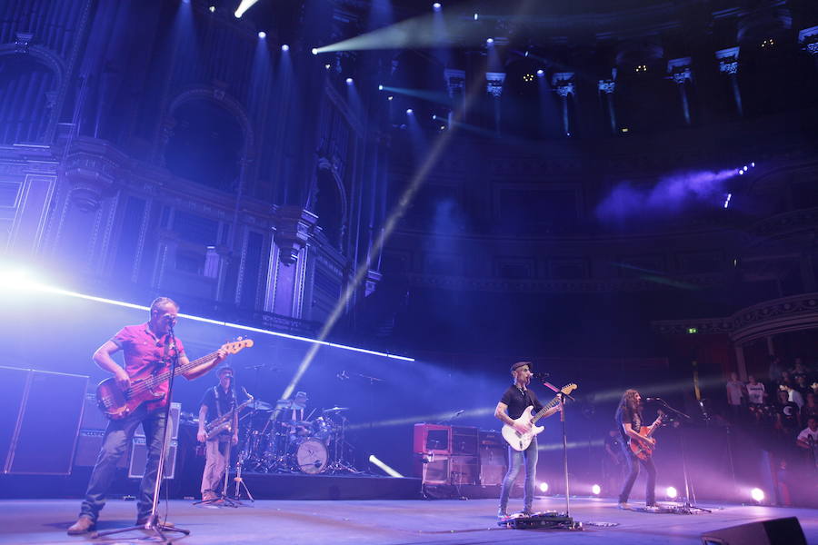 Un concierto para fans llegados de mil lugares cierra la gira de cumpleaños del músico vasco